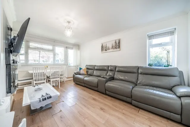 Queenswood Avenue, TW12, photo 2