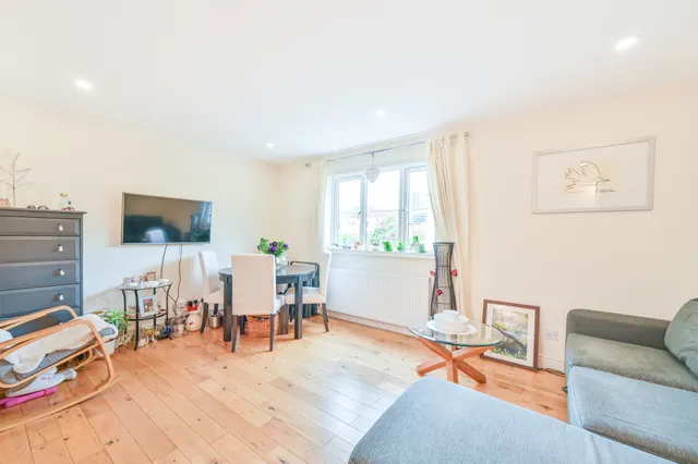 10 Laurel Court, Vicars Bridge Close, Wembley, photo 1