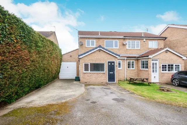 Carron Crescent, York, photo 1