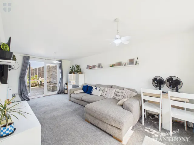 Photo 3 — Argyle Avenue, Aylesbury, HP19 9JT