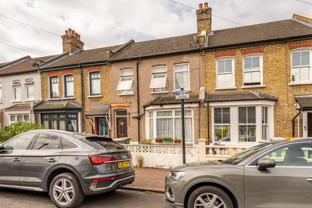 62 Becket Avenue, London, photo 1