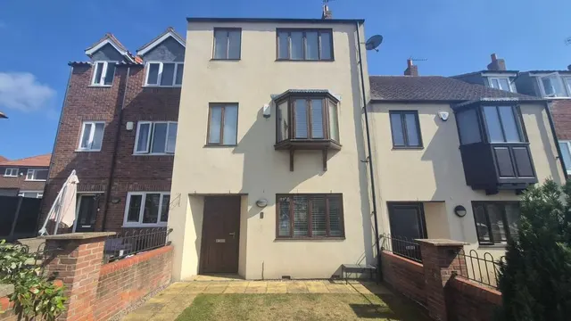 High Green Court, Bridlington, East Yorkshire, YO16, photo 1