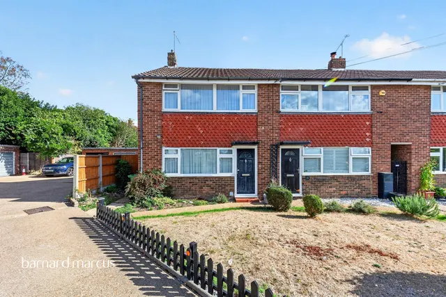 Chaplin Crescent, Sunbury-On-Thames, TW16, photo 1