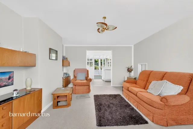 Chaplin Crescent, Sunbury-On-Thames, TW16, photo 3