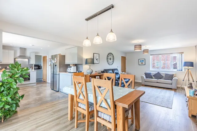 Beautifully Presented Four Bedroom Ho, photo 2