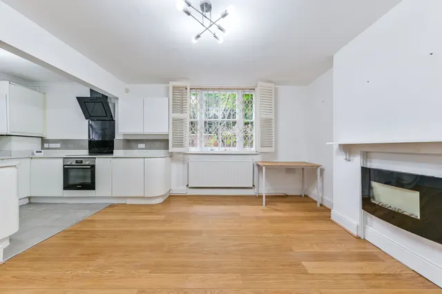 Photo 2 — Flat 1, 30 West End Lane, London