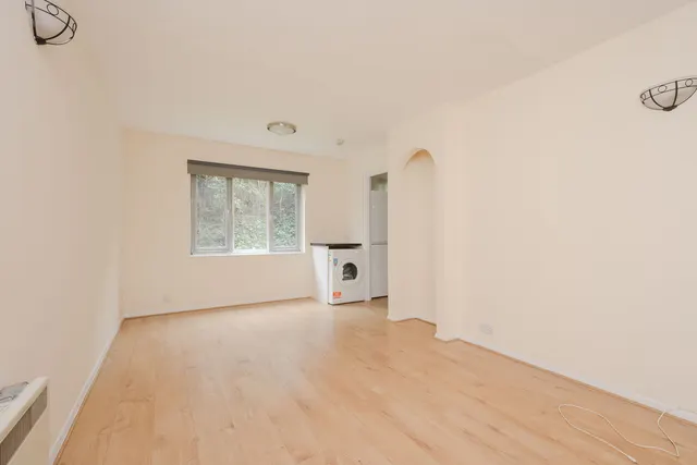 St. Benedicts Close, London, SW17, photo 2