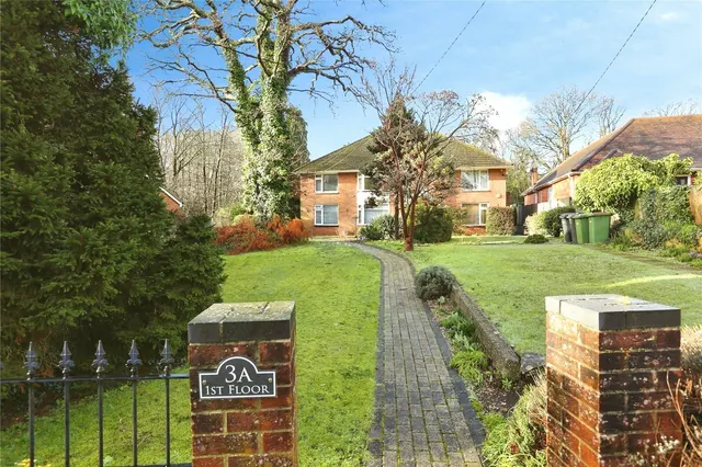 2 bedroom flat, Woolston Road, Netley Abbey, SO31