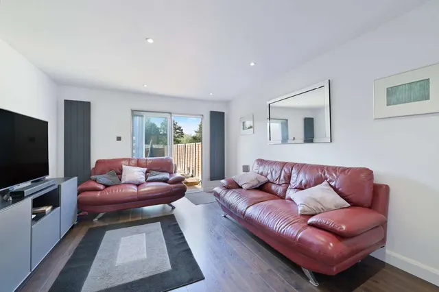 Waller Drive, Northwood, HA6, photo 3