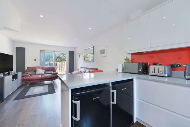Waller Drive, Northwood, HA6, photo 2