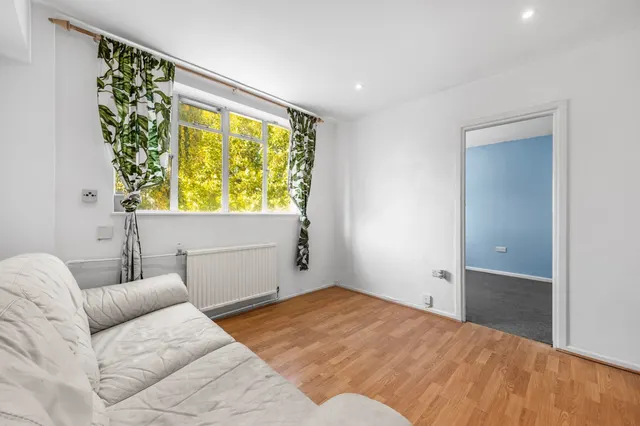 Upper Richmond Road, Putney, SW15, photo 1