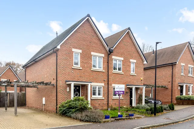 Beacon Crescent, Burgess Hill, RH15, photo 1