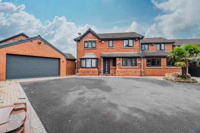 Burrs Close, Bury, BL8 1JU, photo 1