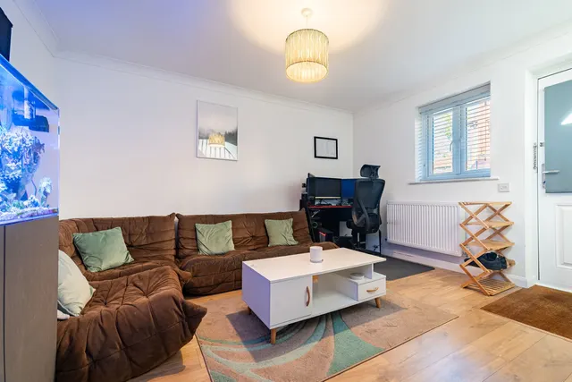 Photo 3 — Wallmead Gardens, Loughton, Milton Keynes, MK5 8ER