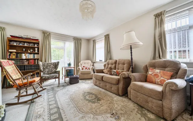 Photo 3 — Arun Close, Bedford