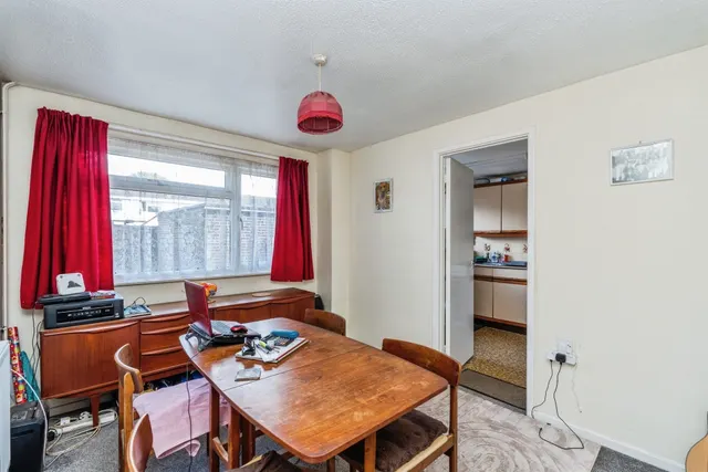 Photo 3 — Hunters Crescent, Romsey