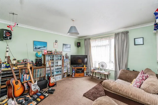 Photo 2 — Hunters Crescent, Romsey