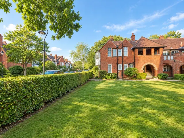 Holyoake Walk, Pitshanger, W5, photo 1