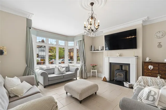 Photo 2 — Deyncourt Gardens, Upminster, RM14
