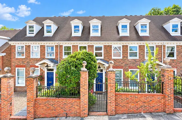 Tamerton Square, Woking, GU22, photo 1