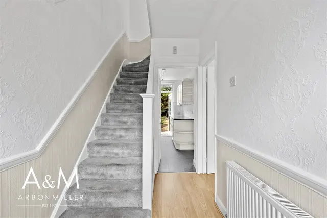 Photo 3 — Heybridge Drive, Barkingside, Essex, Ilford, IG61PE