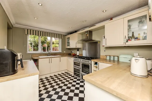 Photo 2 — Cavendish Avenue, Pontefract