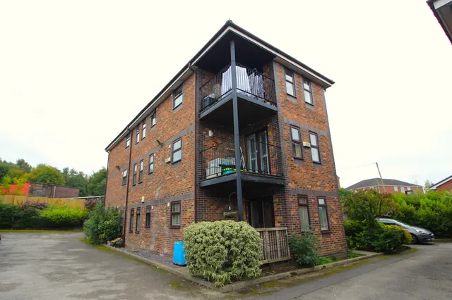 Carrbrook Drive, Royton, OL2, photo 1