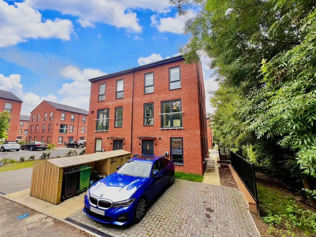Copper Beech Court, Leeds, LS16, photo 1