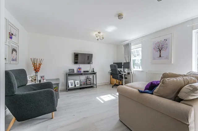 Photo 3 — 2 Hawksmoor Grove, Bromley