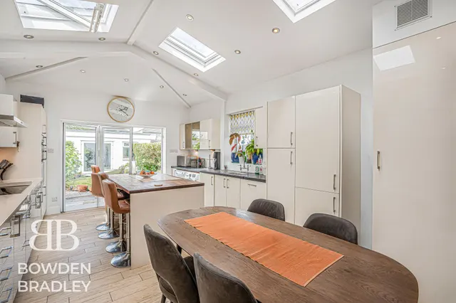 Photo 2 — Stradbroke Grove, Clayhall, IG5