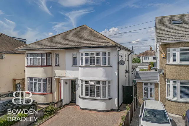 Stradbroke Grove, Clayhall, IG5, photo 1