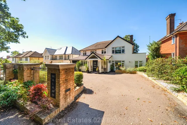 5 bedroom house — Upland Drive, Hatfield, AL9 6PS