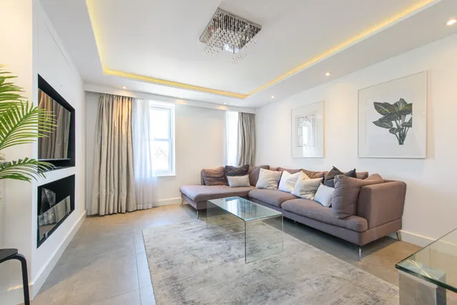 Photo 2 — 5 Hylmary Court, Woodstock Road, London