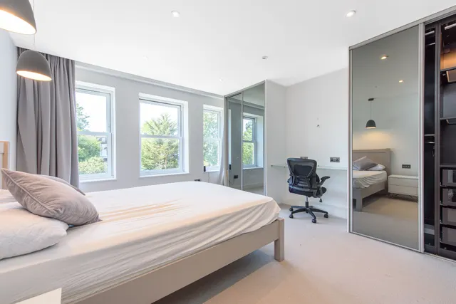 Photo 3 — 5 Hylmary Court, Woodstock Road, London