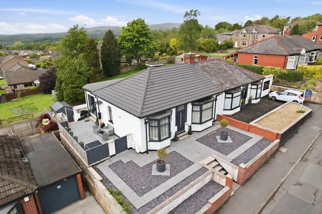 2 bedroom house — Marsden Road, Burnley, BB10 2BJ