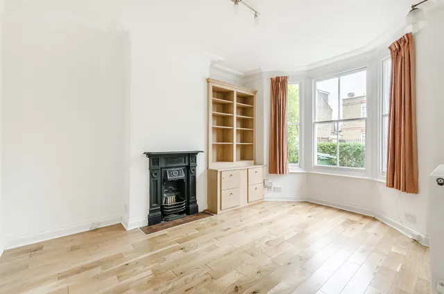 Photo 2 — 4 Heron Road, Twickenham