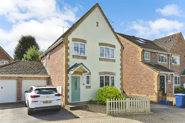 Fontwell Close, Aldershot, Hampshire, GU12 4XE, photo 1