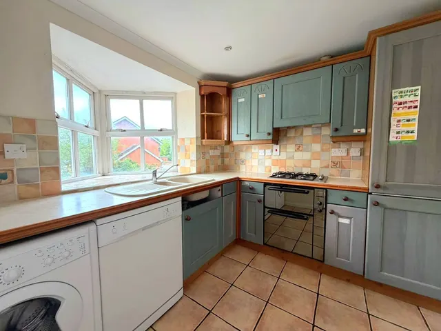 Vale Farm Road, Woking, GU21, photo 3