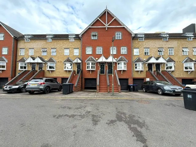 Vale Farm Road, Woking, GU21, photo 1
