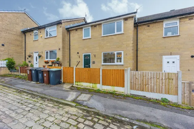 Photo 2 — Quarry Close, Glossop