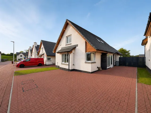 Photo 2 — St. Helens Drive, Carluke, Carluke, ML8 4FP