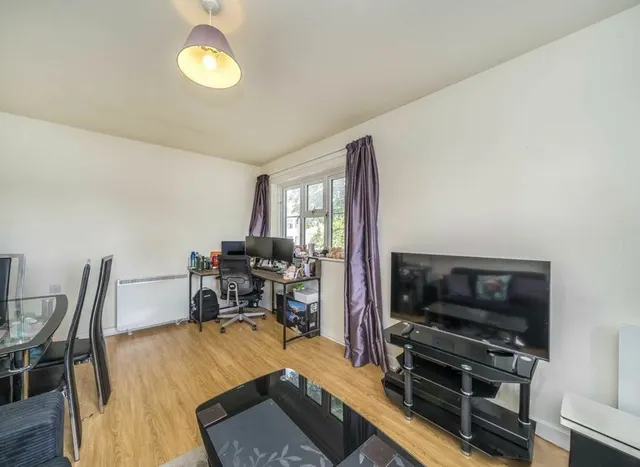Photo 2 — Windmill Road, Ealing, W5