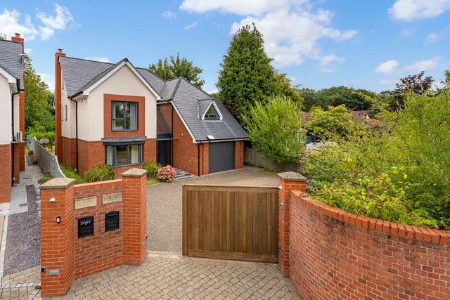 Grovewood Warrington Road, Bold Heath, Widnes, WA8 3UX, photo 1