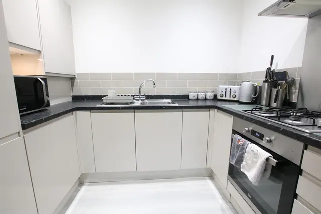 Challenge Court, Leatherhead, KT22, photo 3