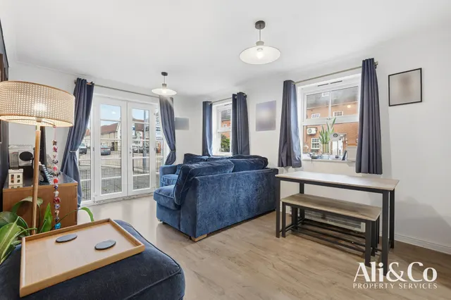 Photo 3 — Rawlyn Close, Chafford Hundred, Essex, RM16 6BS