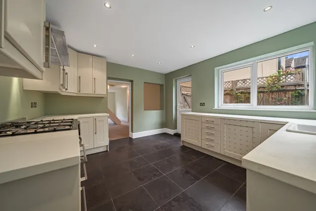 Victoria Road, Addlestone, KT15, photo 2