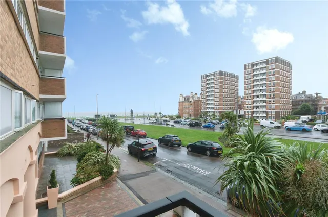 Grand Avenue, Hove, BN3, photo 1
