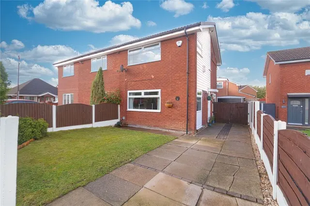 Coppice Walk, Denton, M34, photo 1