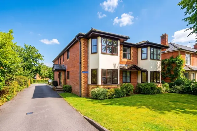 Claremont Avenue, Woking, GU22, photo 1