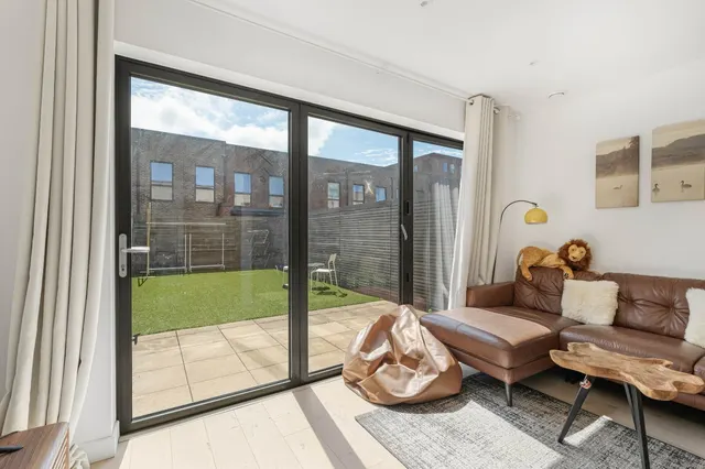 Colindale Gardens, London, NW9, photo 3